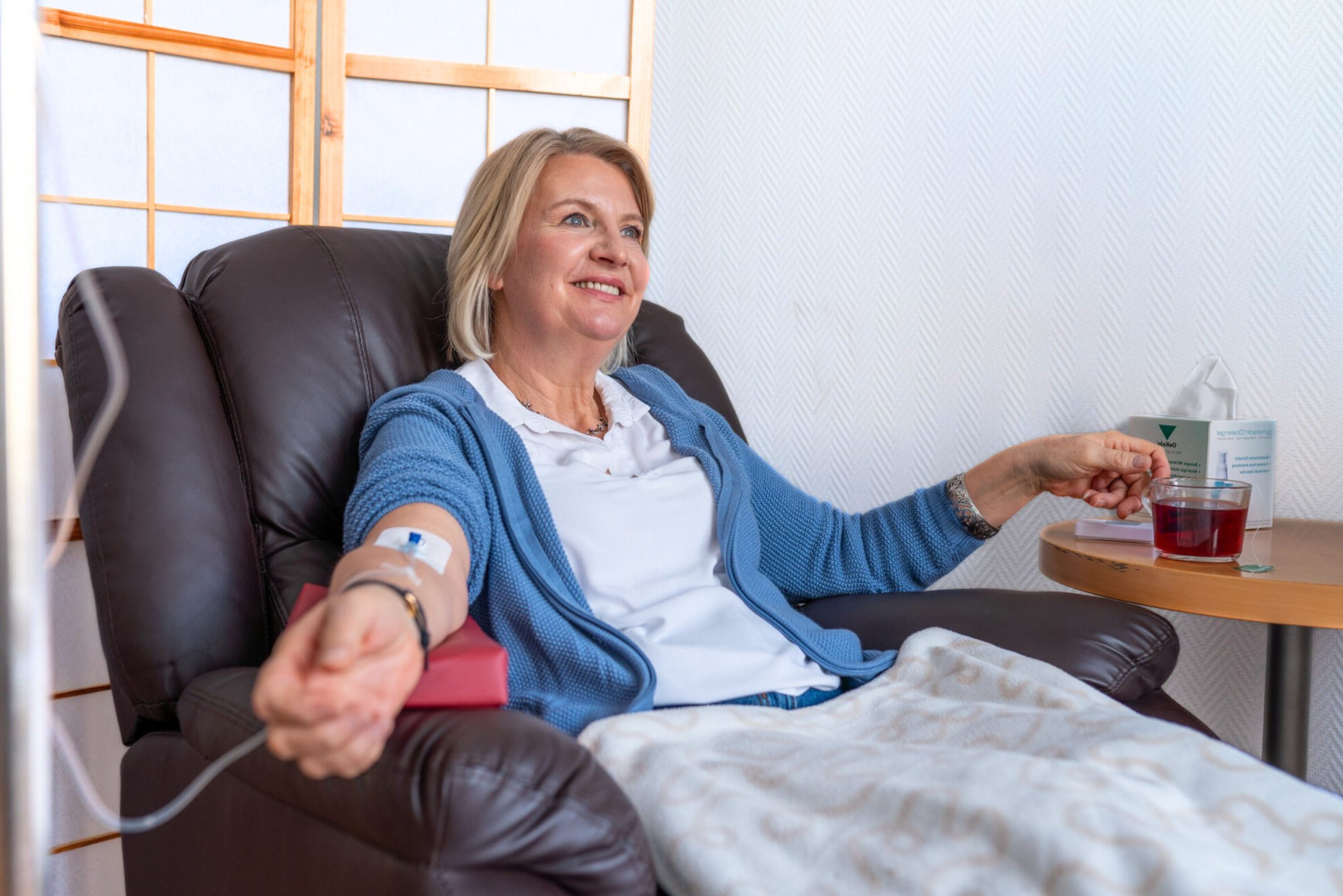 Patientin erhält Vitamin C intravenös, um sich vor Infekten im Winter zu schützen.