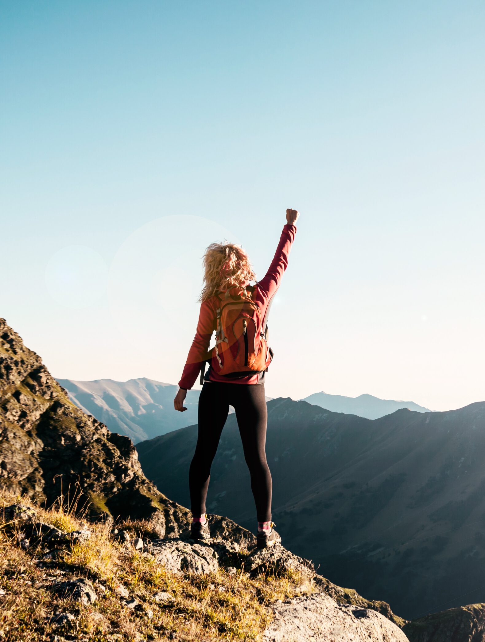 Frau fühlt sich beim Bergsteigen gesund und stark